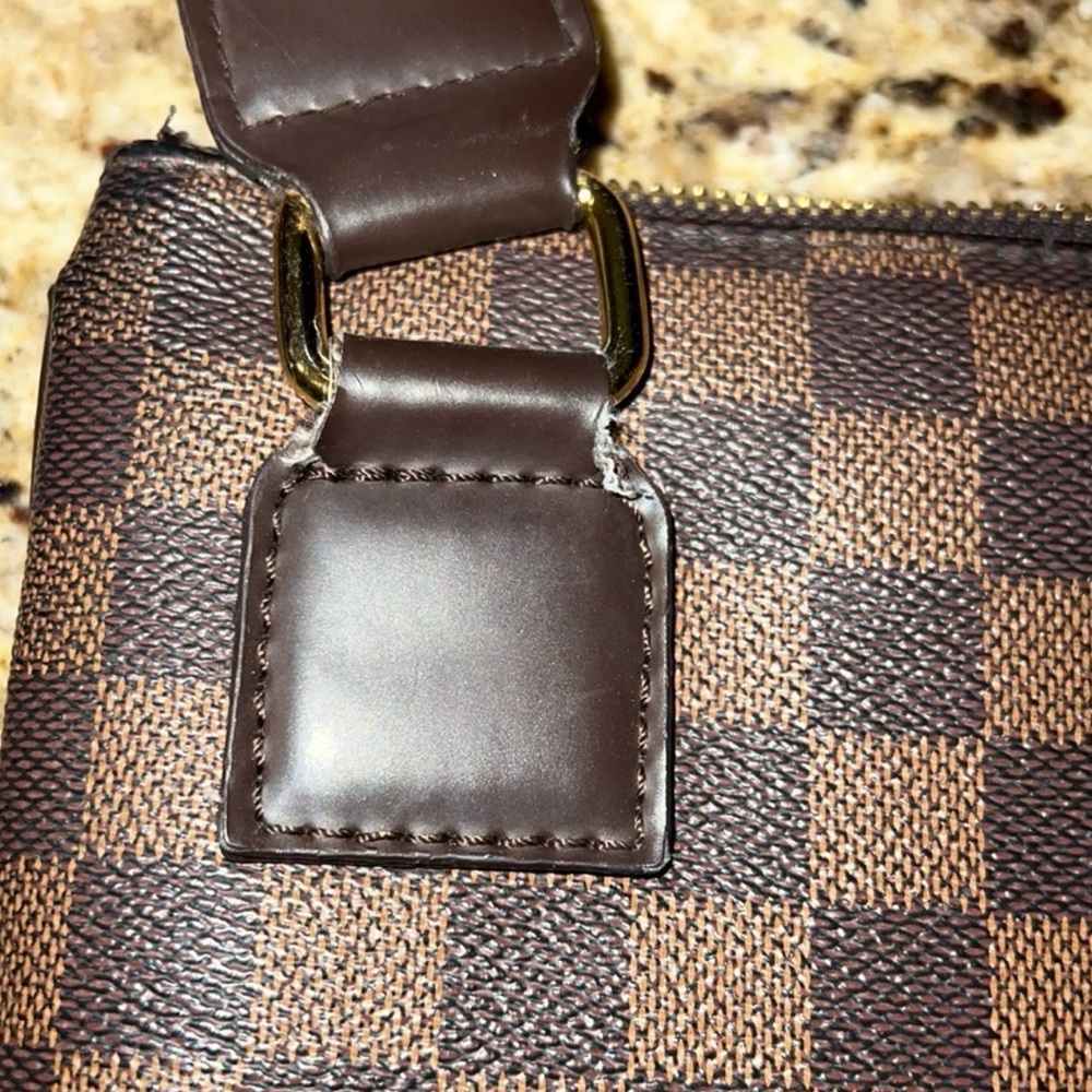 Rep. LV Crossbody - Picture 4 of 15